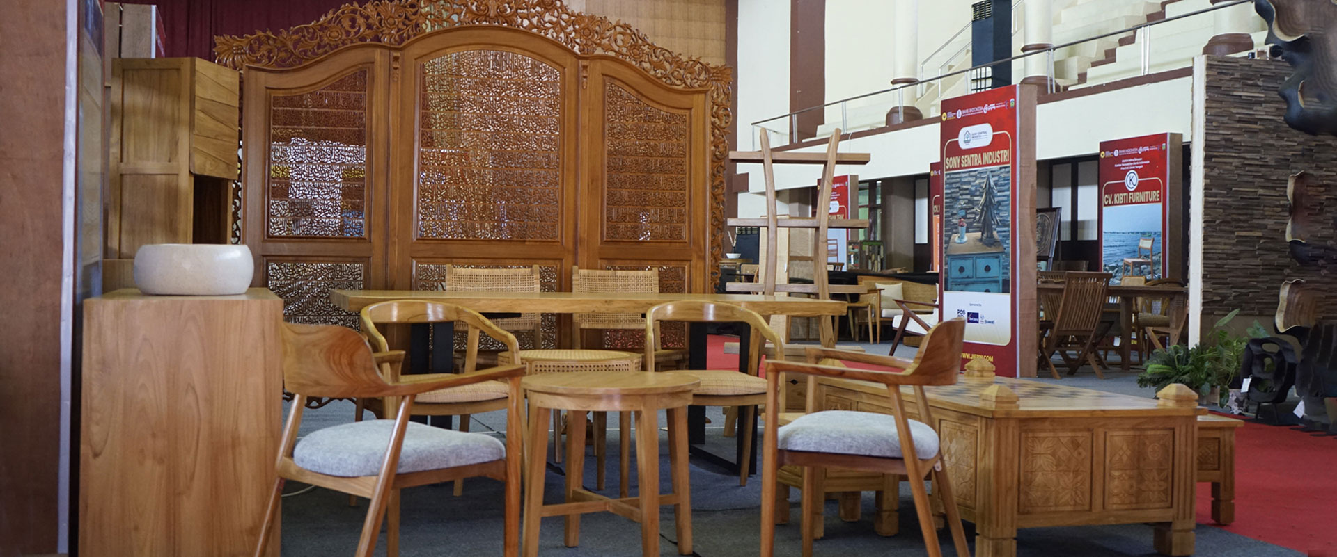 Jepara Furniture Exhibition Teak Wooden for Export
